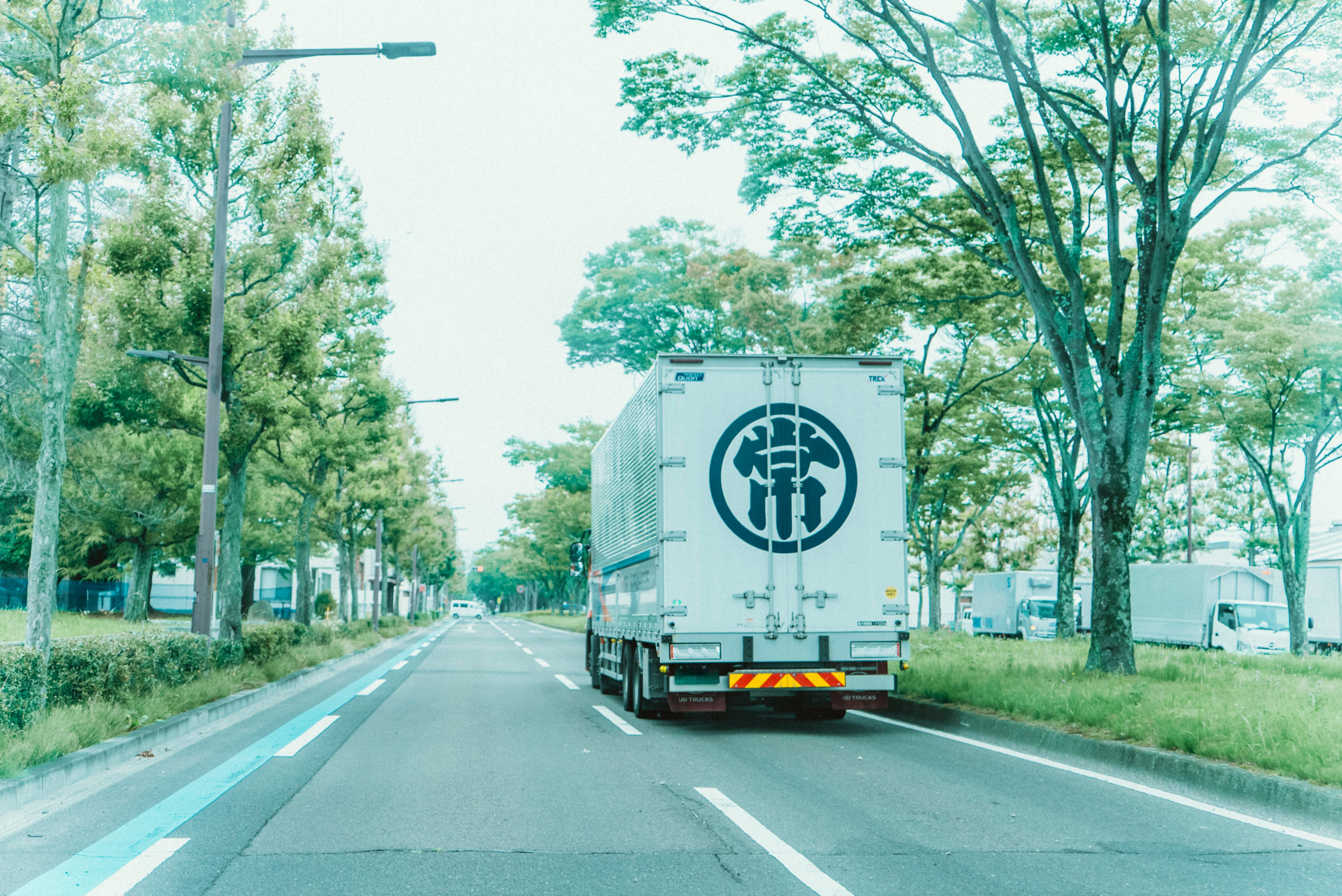 東北の物流を支え続けて75年以上の加美貨物自動車運送の大型トラック