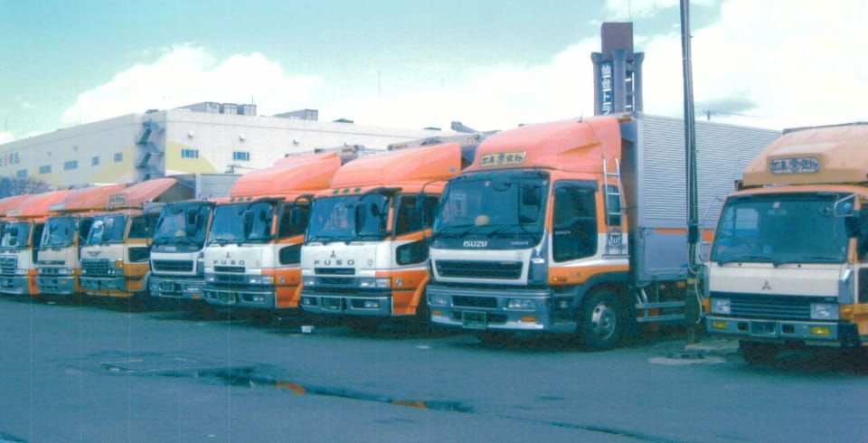 50周年を迎える加美貨物自動車運送の複数のトラック